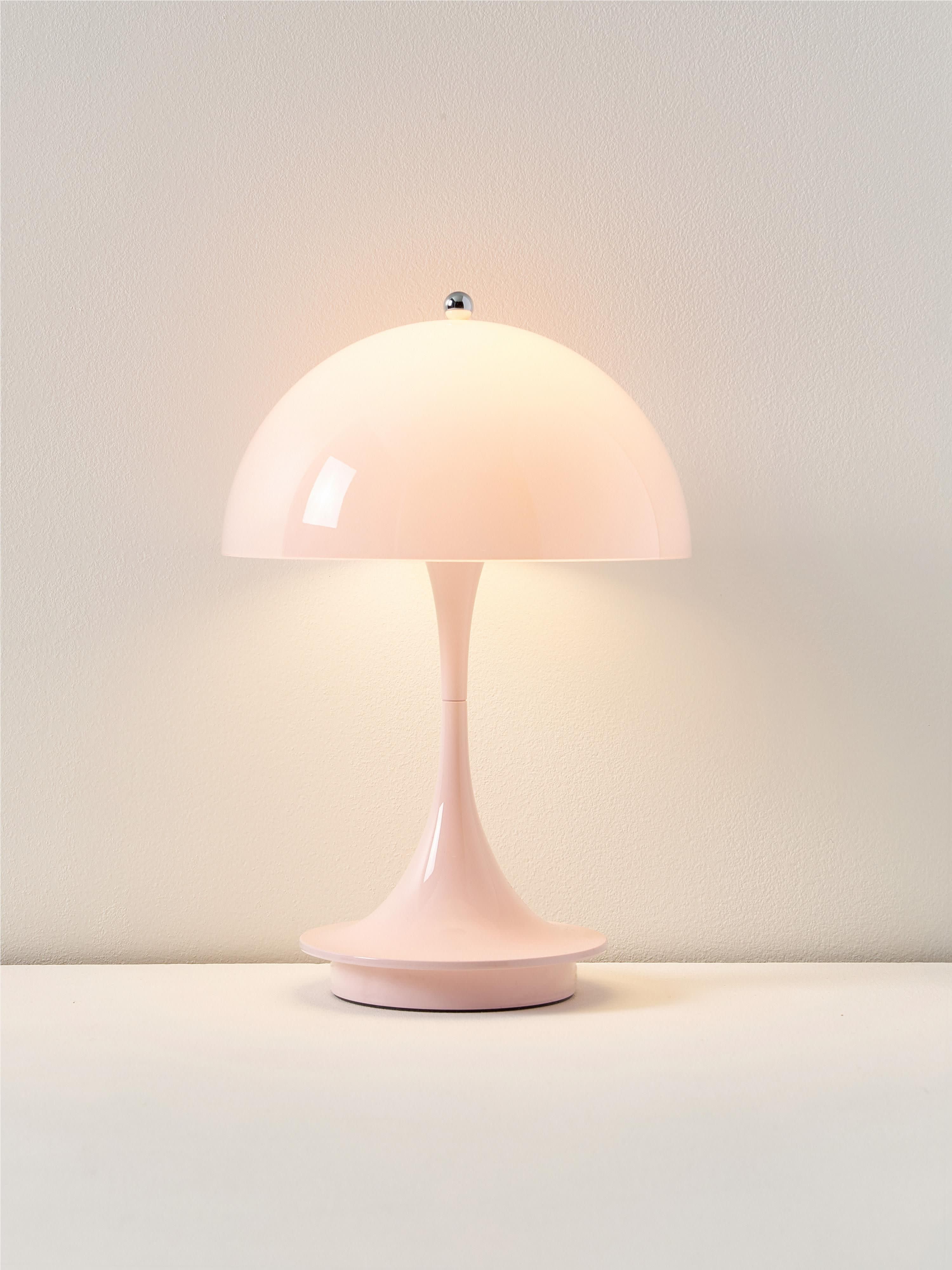 Kleine draagbare LED-tafellamp Panthella 160, design Verner Panton