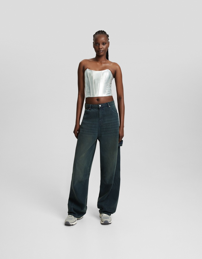 Top cropped bandeau em couro sintético