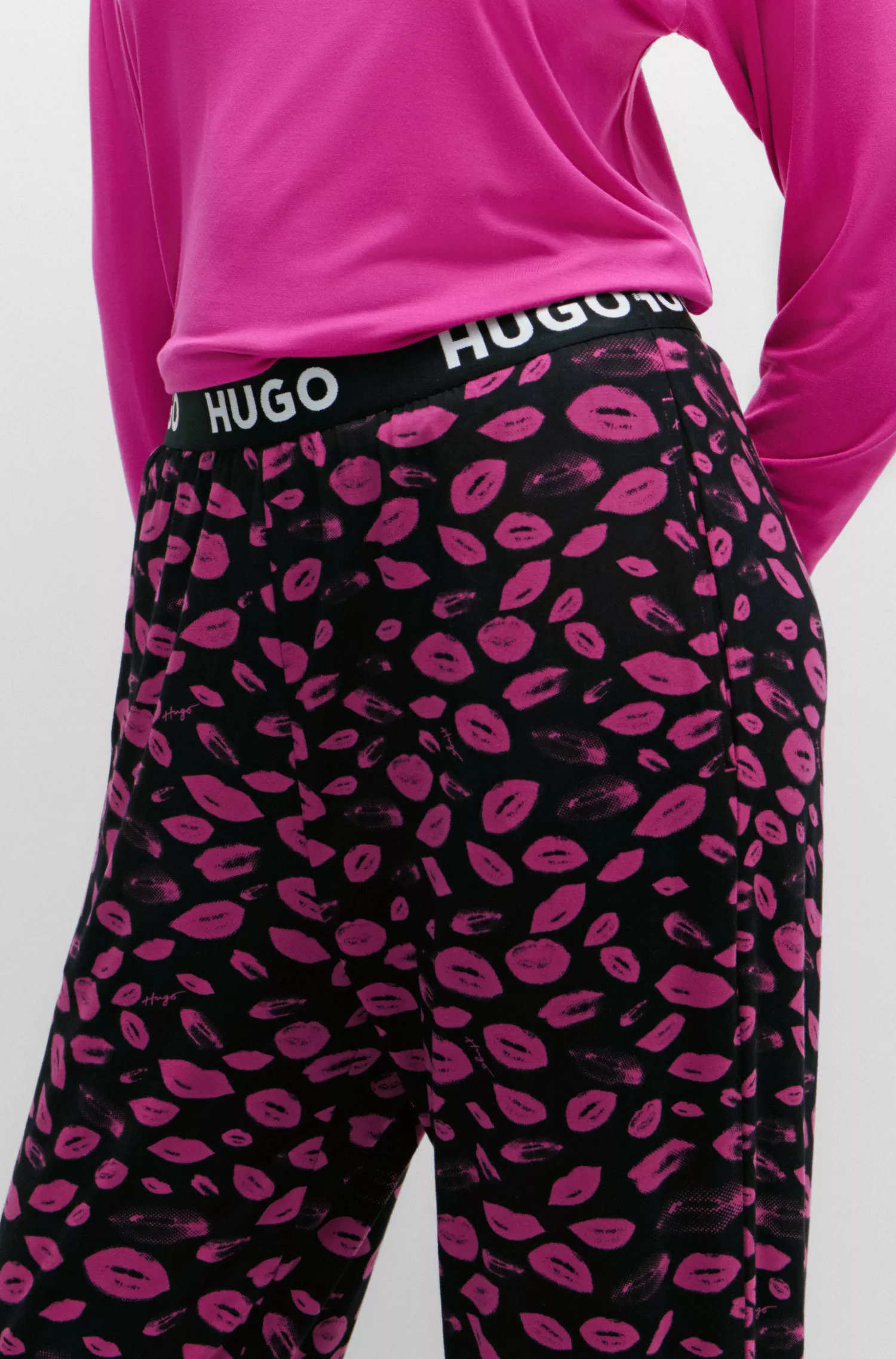 Calça de pijama HUGO com punhos vermelhos e logotipos originais escritos à mão.
