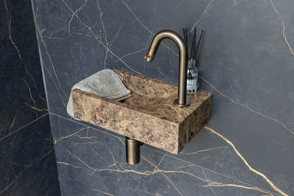 Saniclear Dark Emperador fonteinset met gebogen kraan in verouderd messing