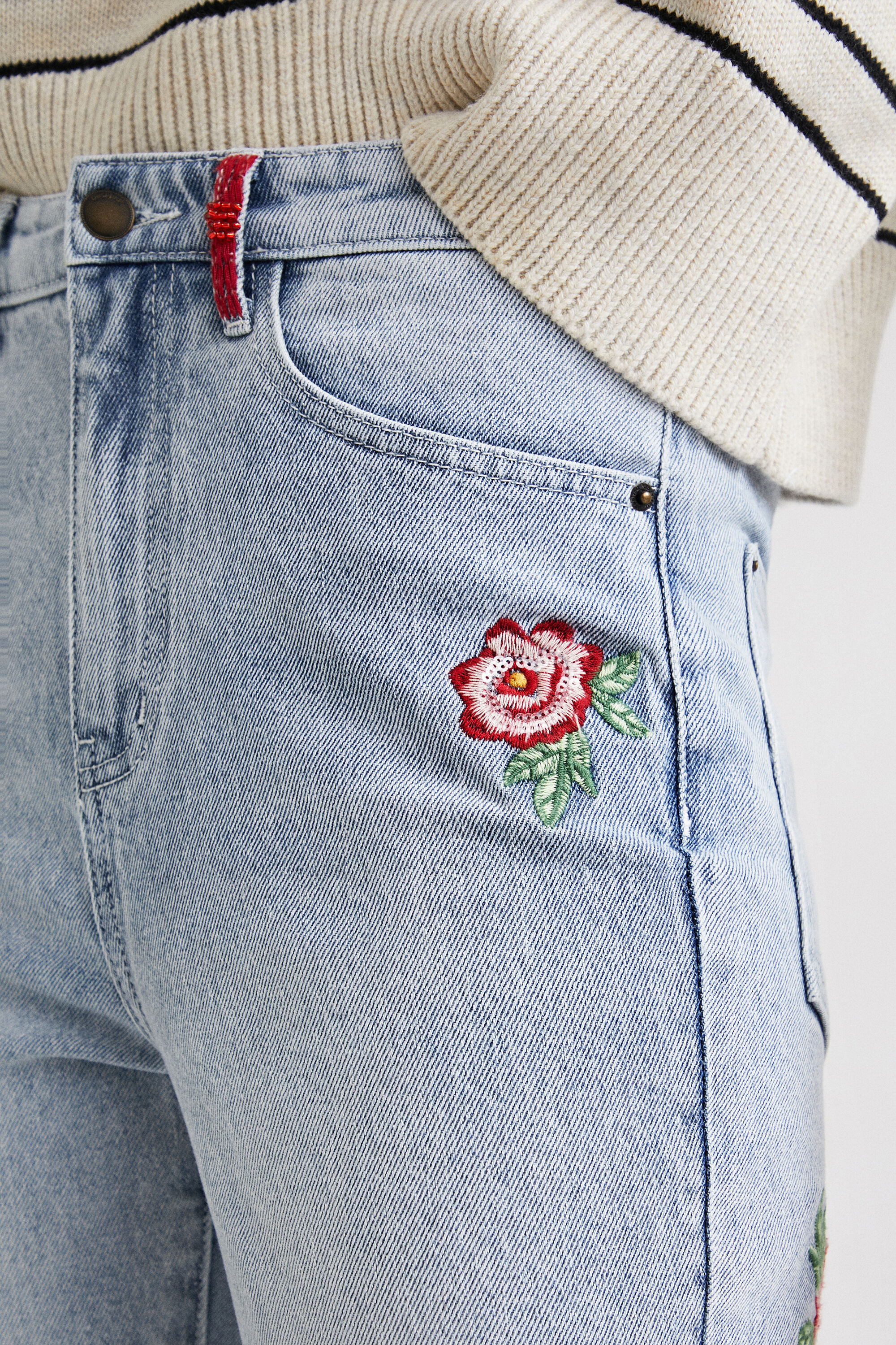 Jean droit à fleurs