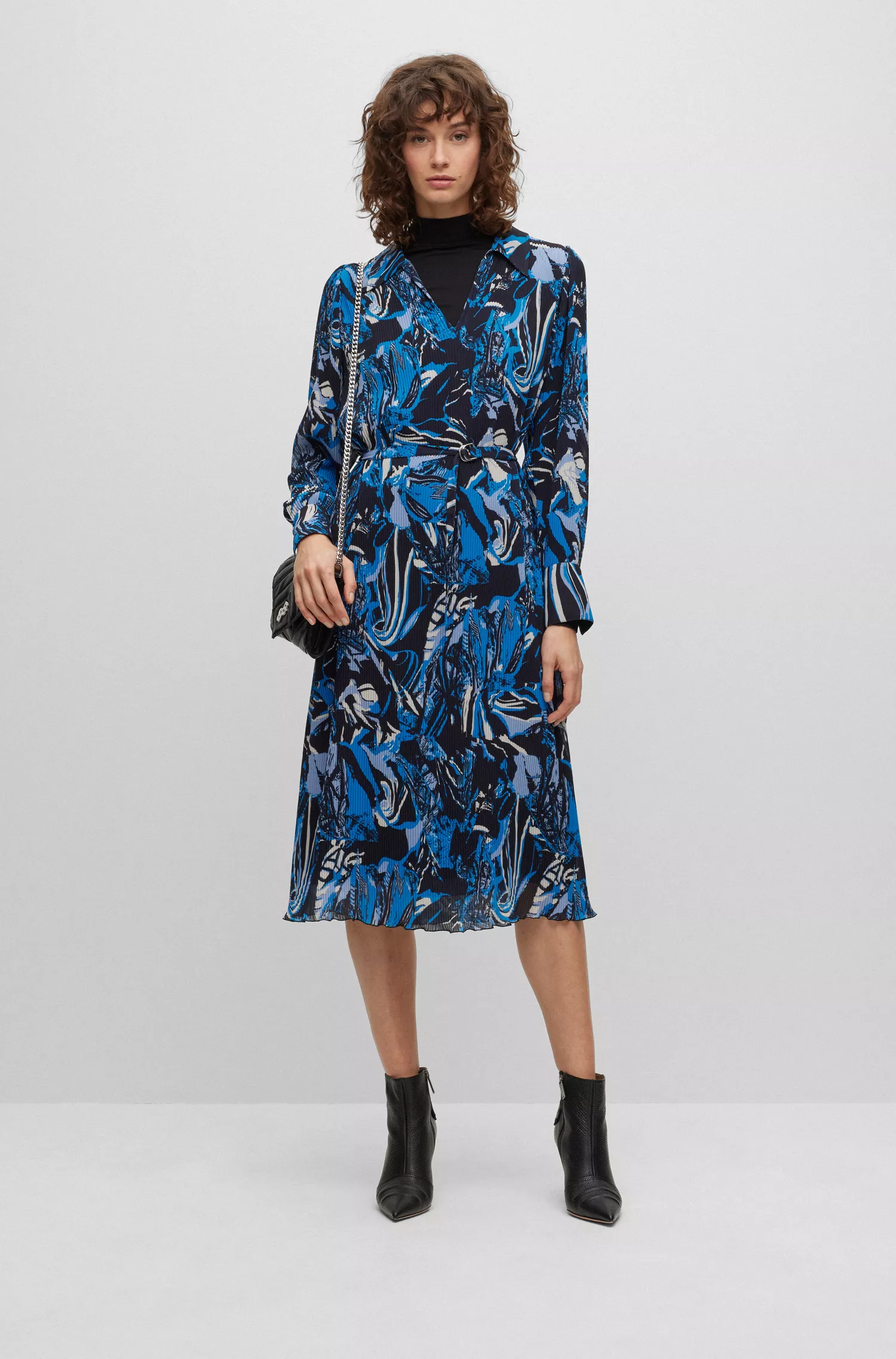Vestido BOSS preto com estampa sazonal, cinto e decote em V.