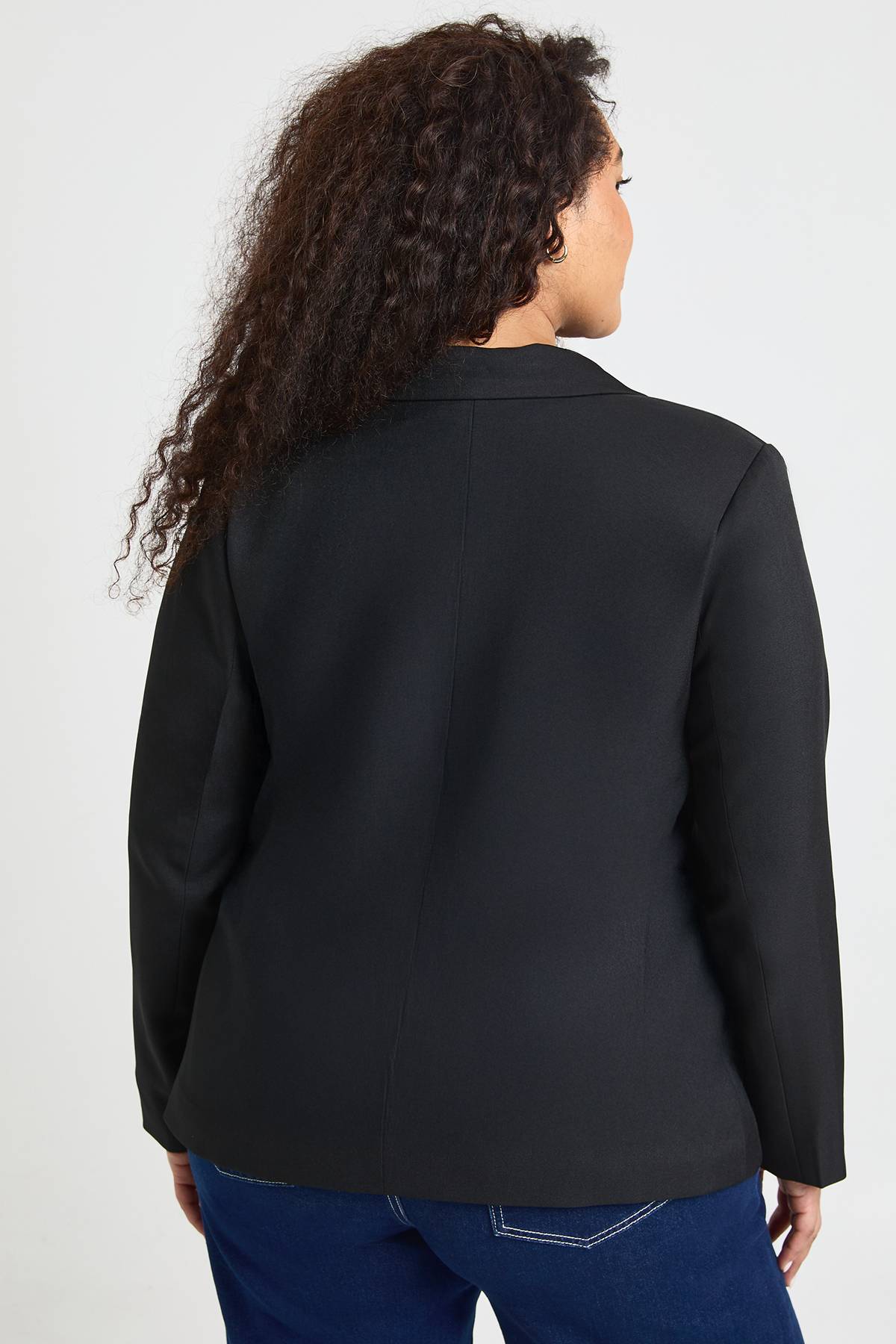 boohoo Blazer Grande Taille À Simple Boutonnage Avec Finitions Dorées