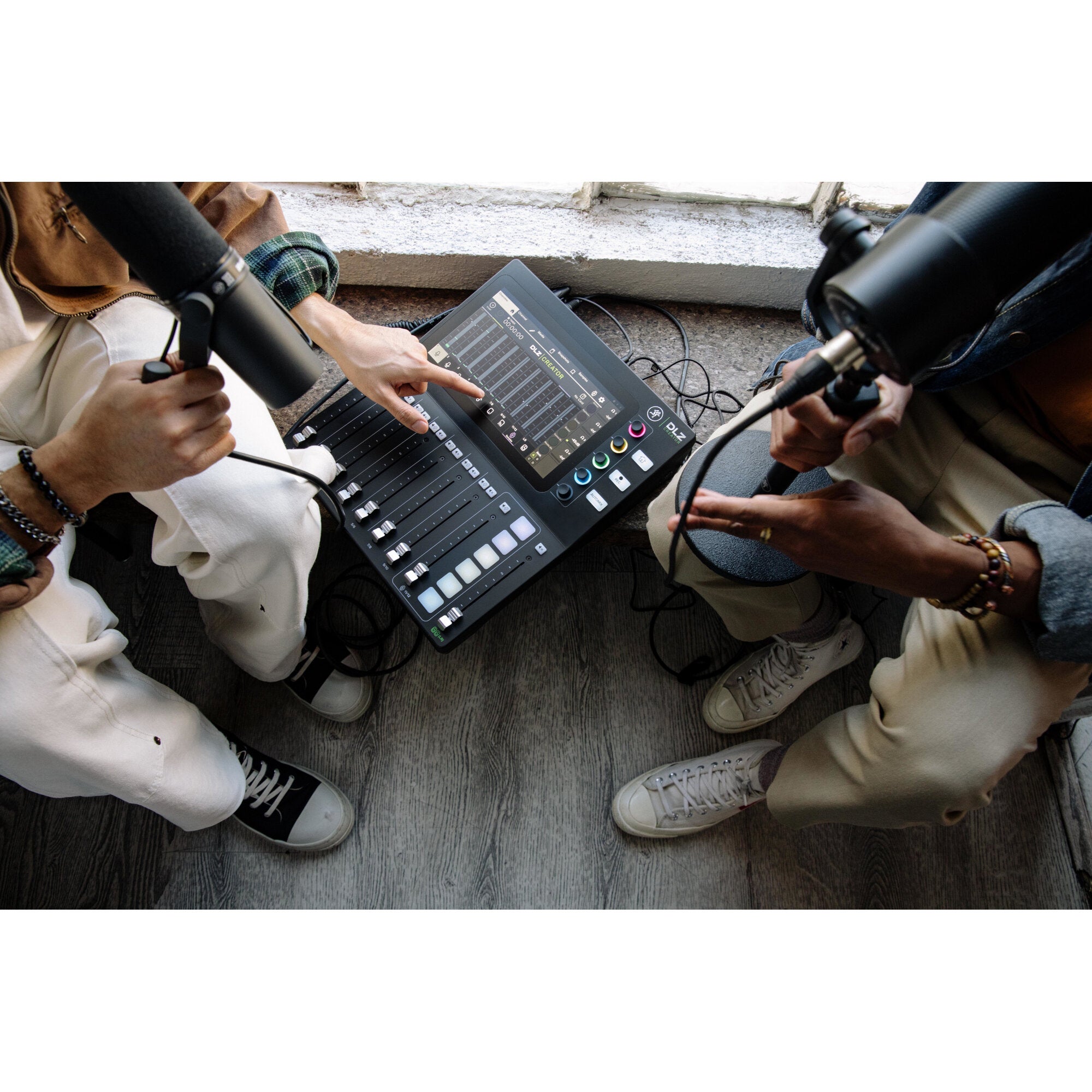 Mackie DLZ Creator podcast- & broadcast-mixer