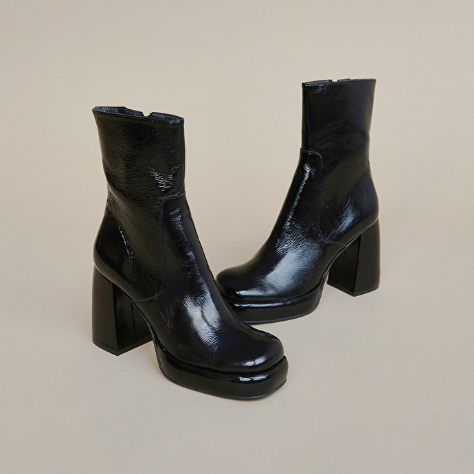 Boots à plateformes et bouts carrés  en cuir brillant noir