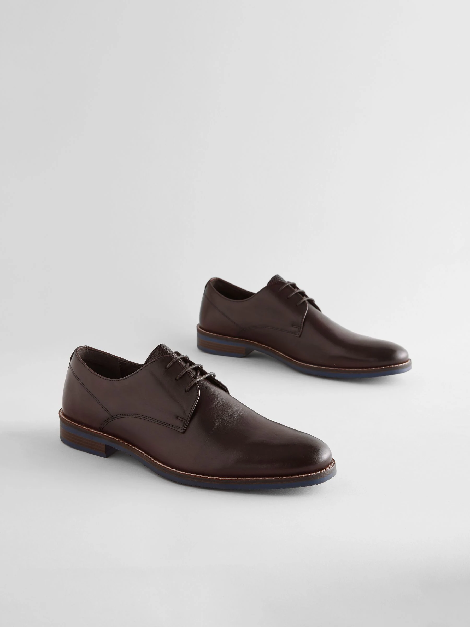 Bruin - Standaard pasvorm - Leren Derby-schoenen met contrasterende marineblauwe zool