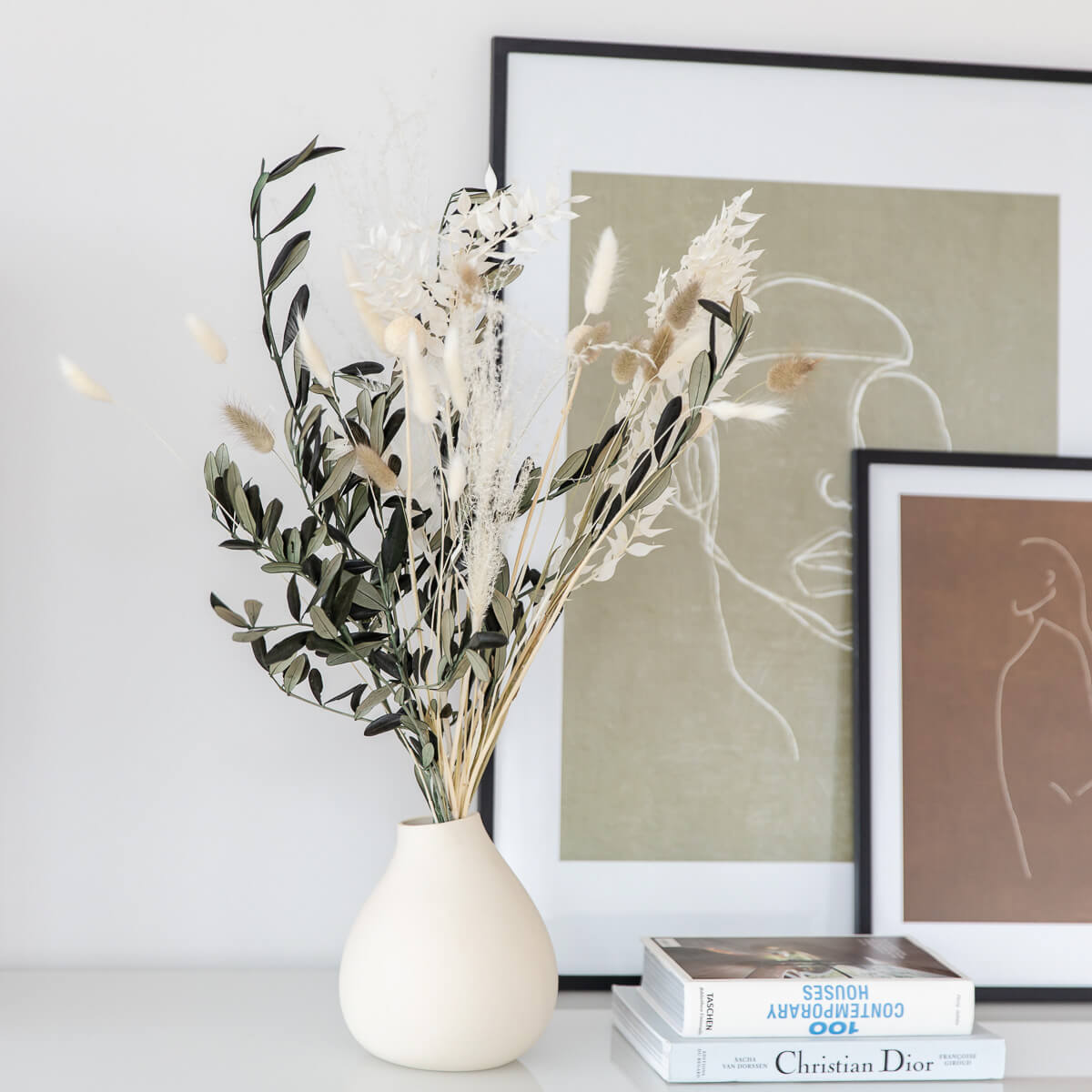 Perfecte decoratie: Droogbloemenboeket met olijftakken in beige