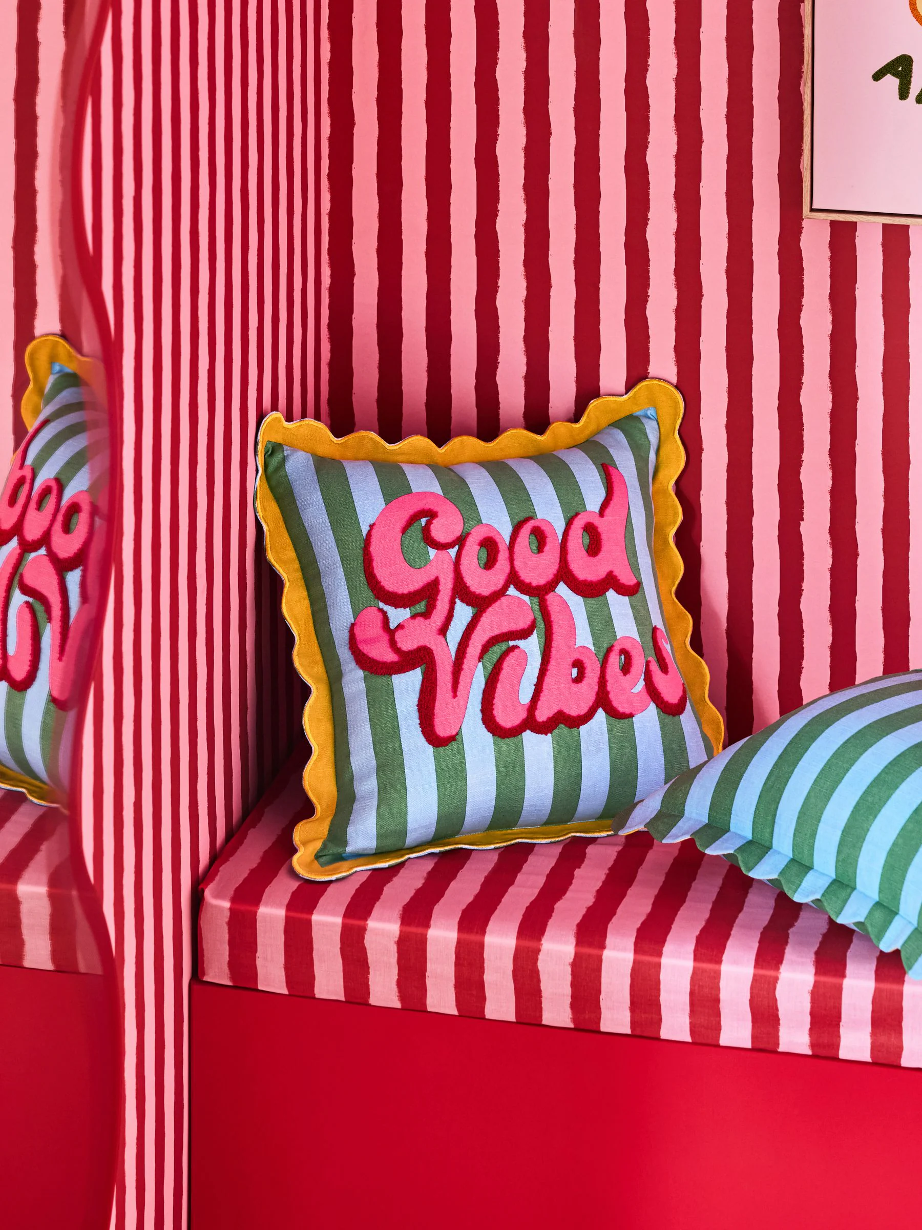 Eleanor Bowmer Good Vibes Slogan kussen met geschulpte rand