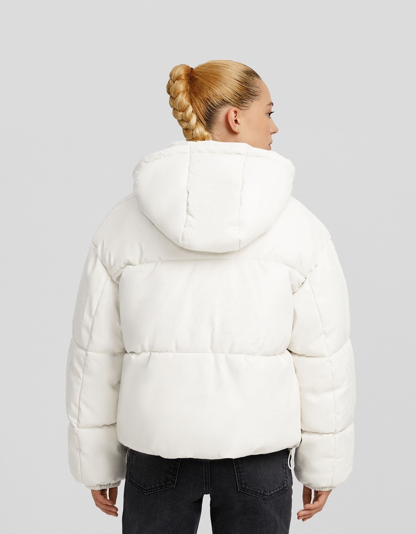 Jaqueta puffer com efeito de couro e capuz.
