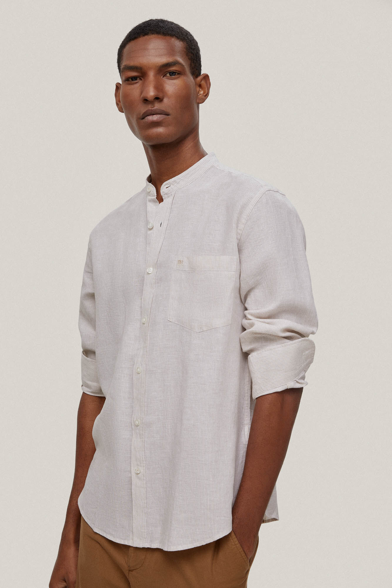 Camisa de linho com listras e gola mandarim - Bege