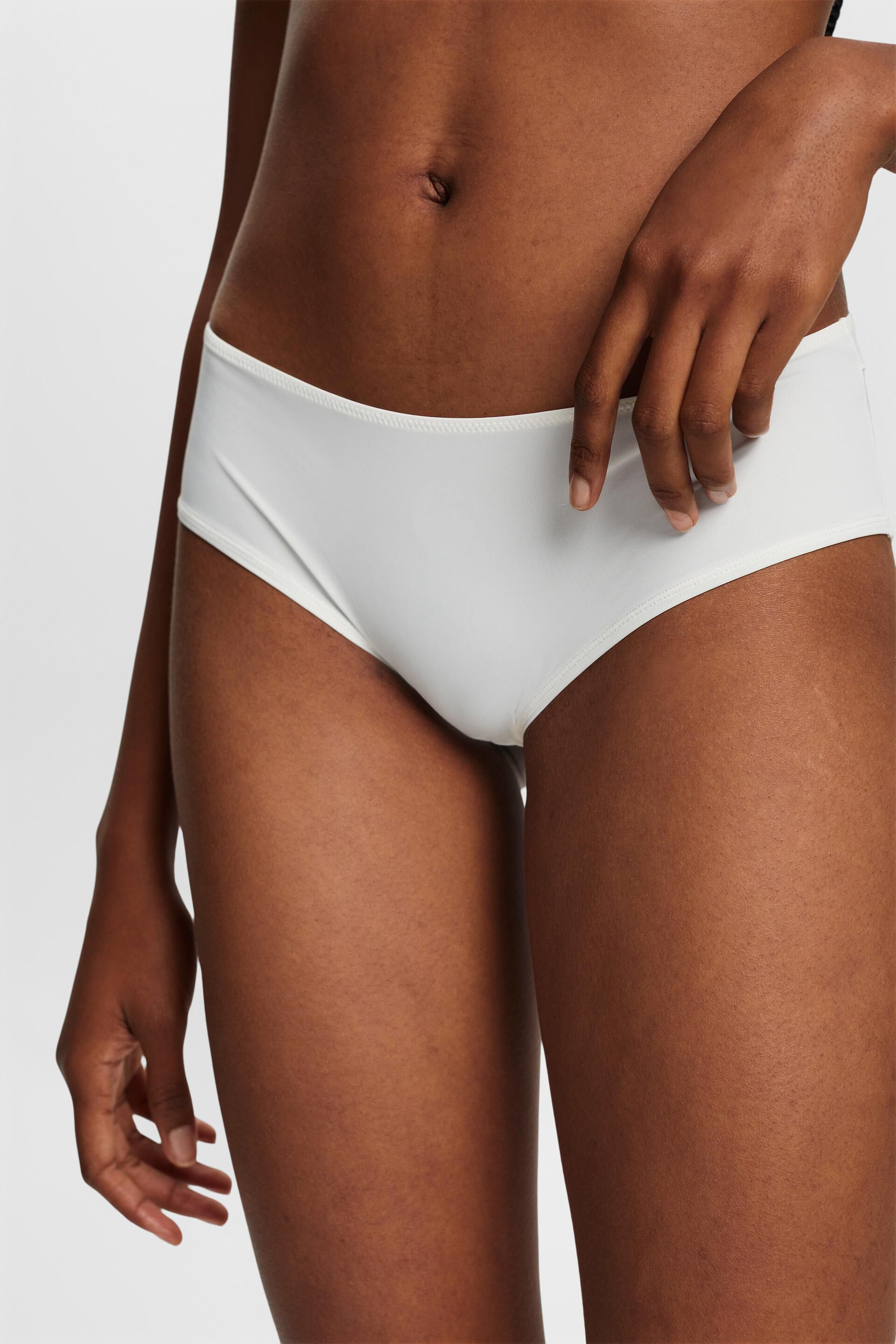 En matière recyclée le shorty taille basse orné de dentelle