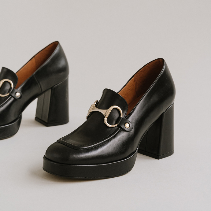 Mocassins à talons et mords  en cuir glacé noir