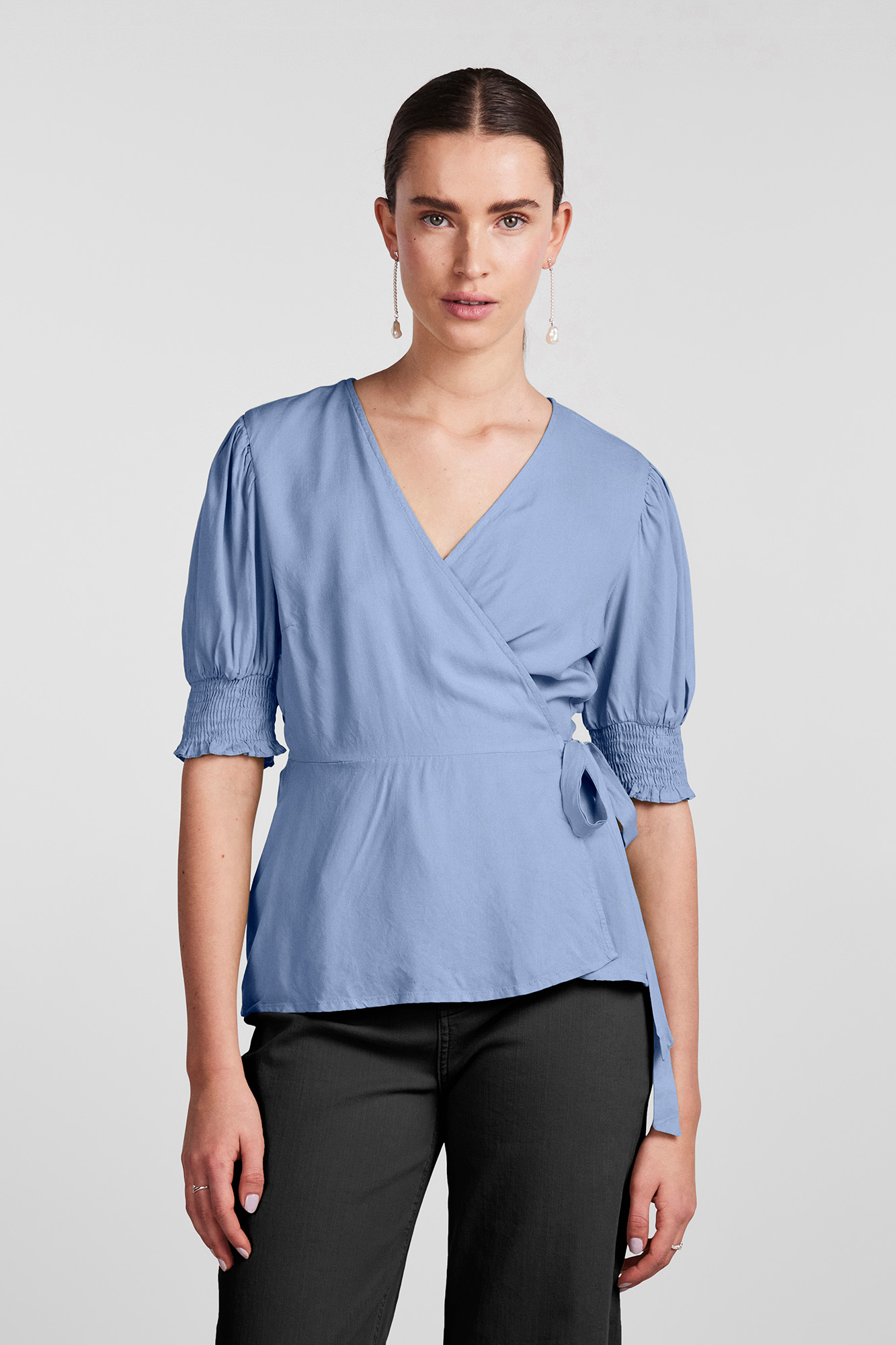 Camiseta com decote cruzado.