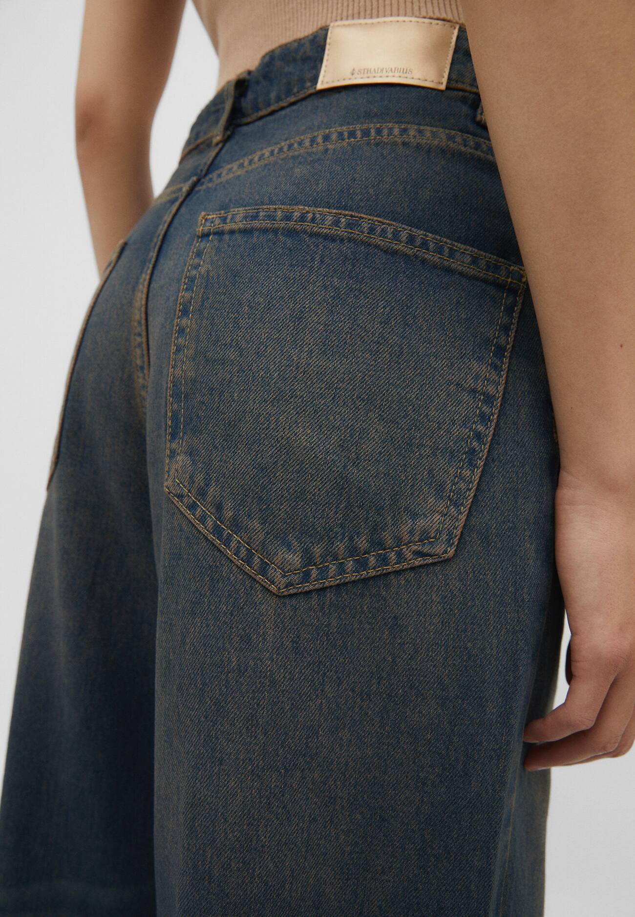 calça jeans de perna larga e modelagem solta