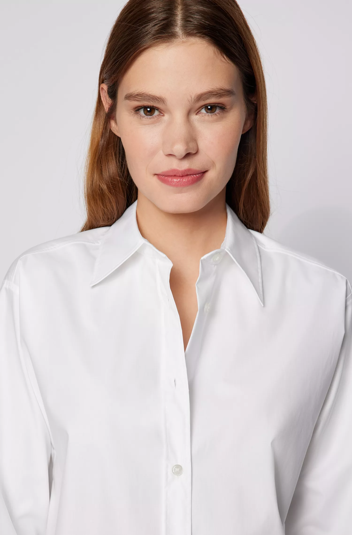Blusa BOSS preta, comprida e com modelagem solta, em algodão orgânico.