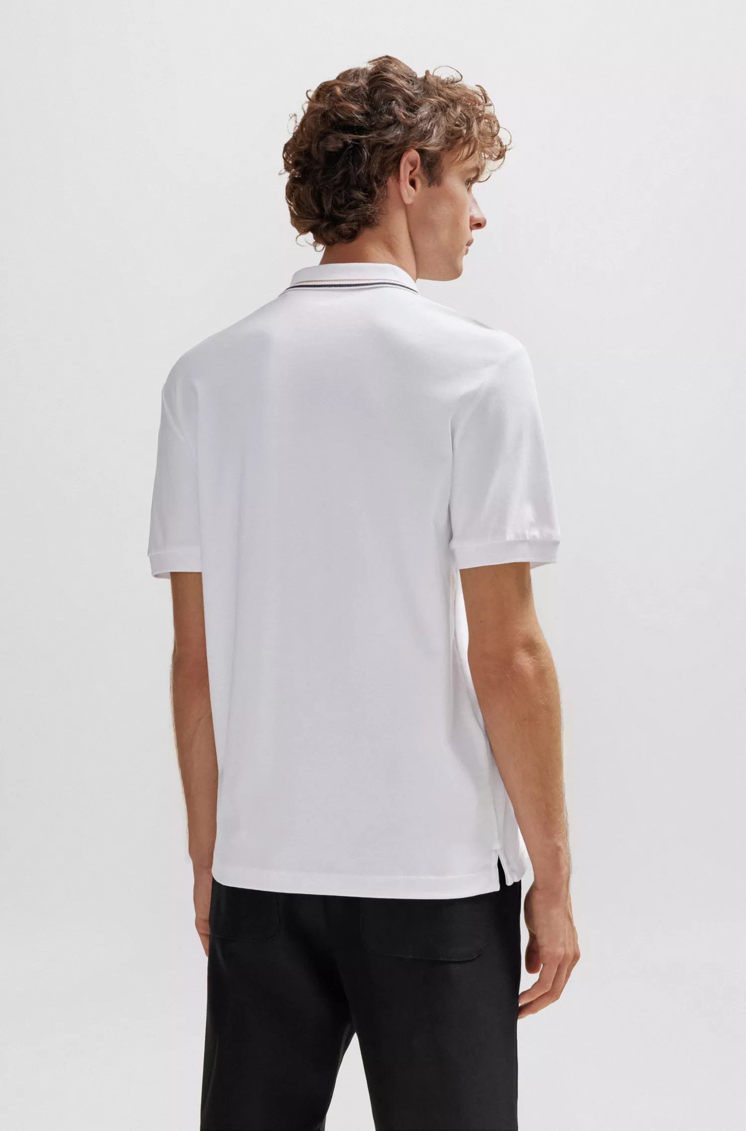 Camisa polo BOSS preta, corte slim, em algodão com gola listrada.