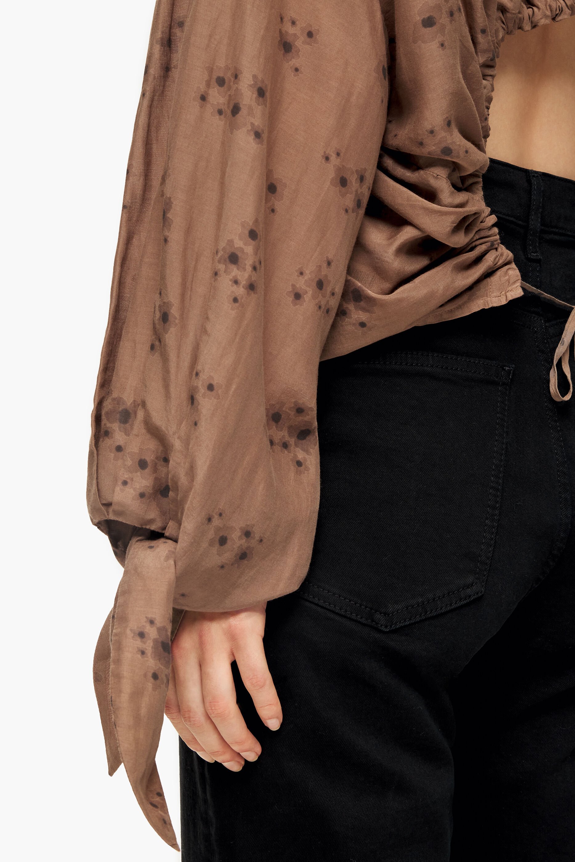 Camisa marrom com estampa de flores em acrílico