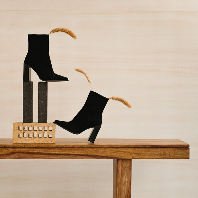 Bottines à talons et bouts géométriques  en croute noir