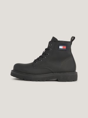 Botas de cano curto com cadarço e travas em couro