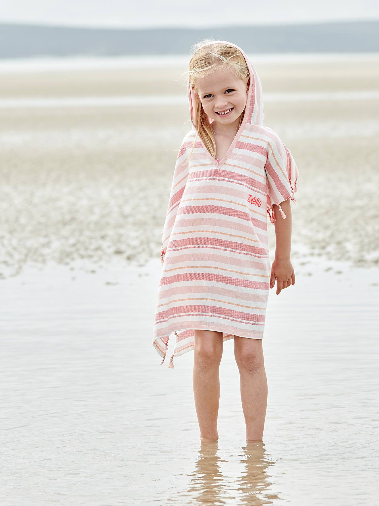 Poncho infantil estilo Fouta, listrado e com listras azuis personalizáveis.