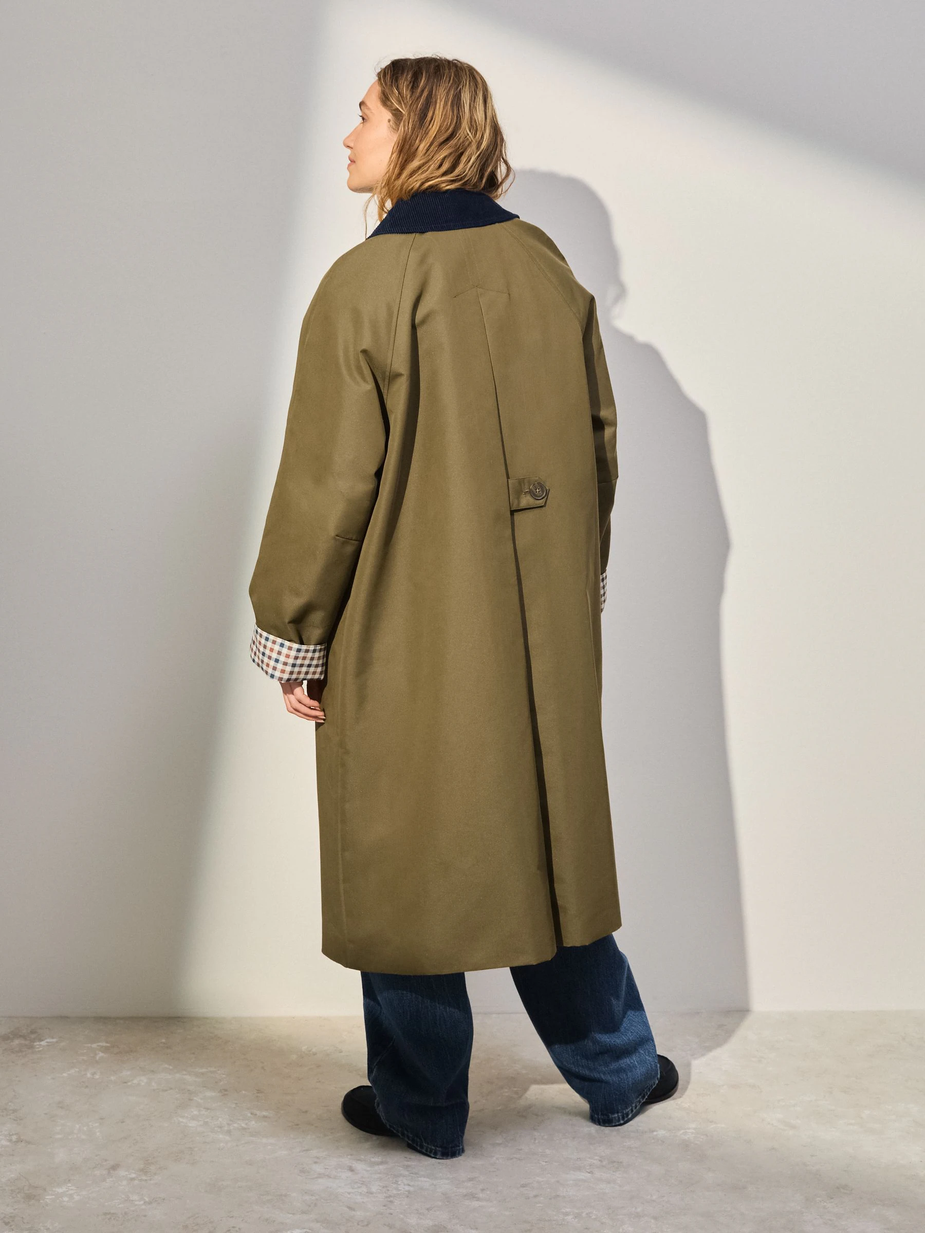 Kakigroen - Trenchcoat met contrasterende kraag