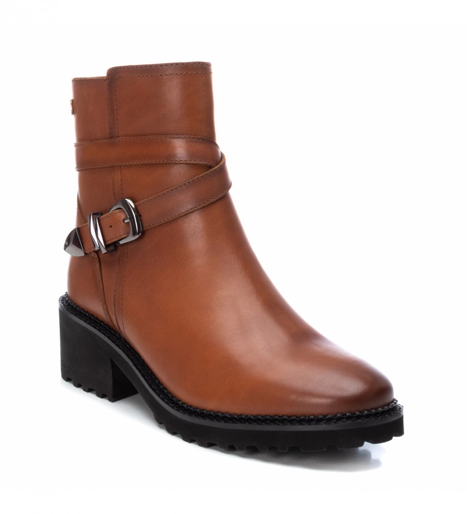 Botas de tornozelo Carmela em couro marrom, modelo 160037.