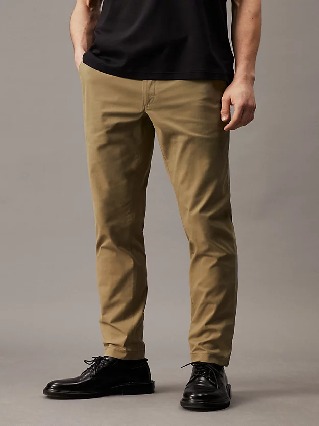 Calças chino slim com cinto.