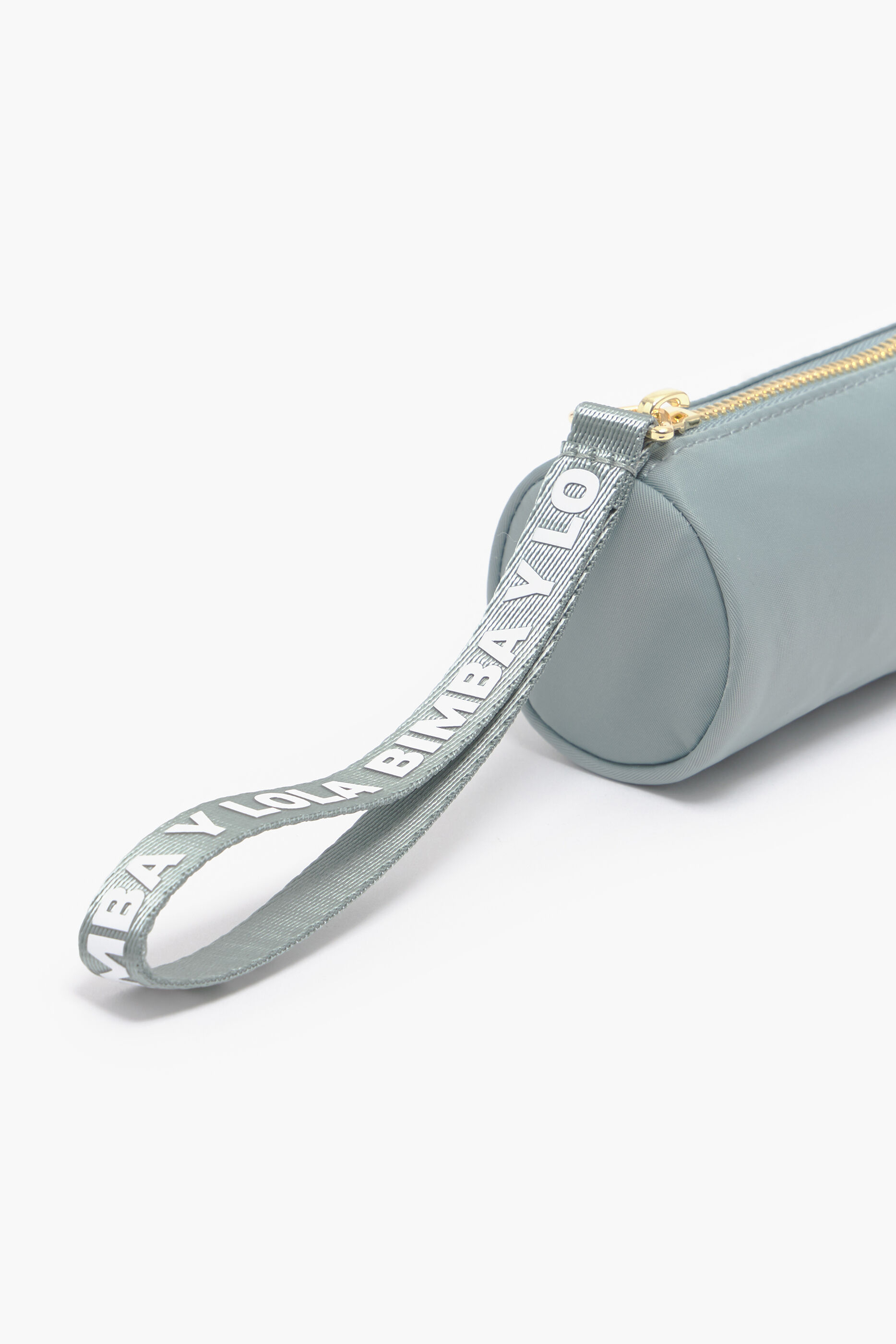 Estojo cilíndrico em nylon verde-água.