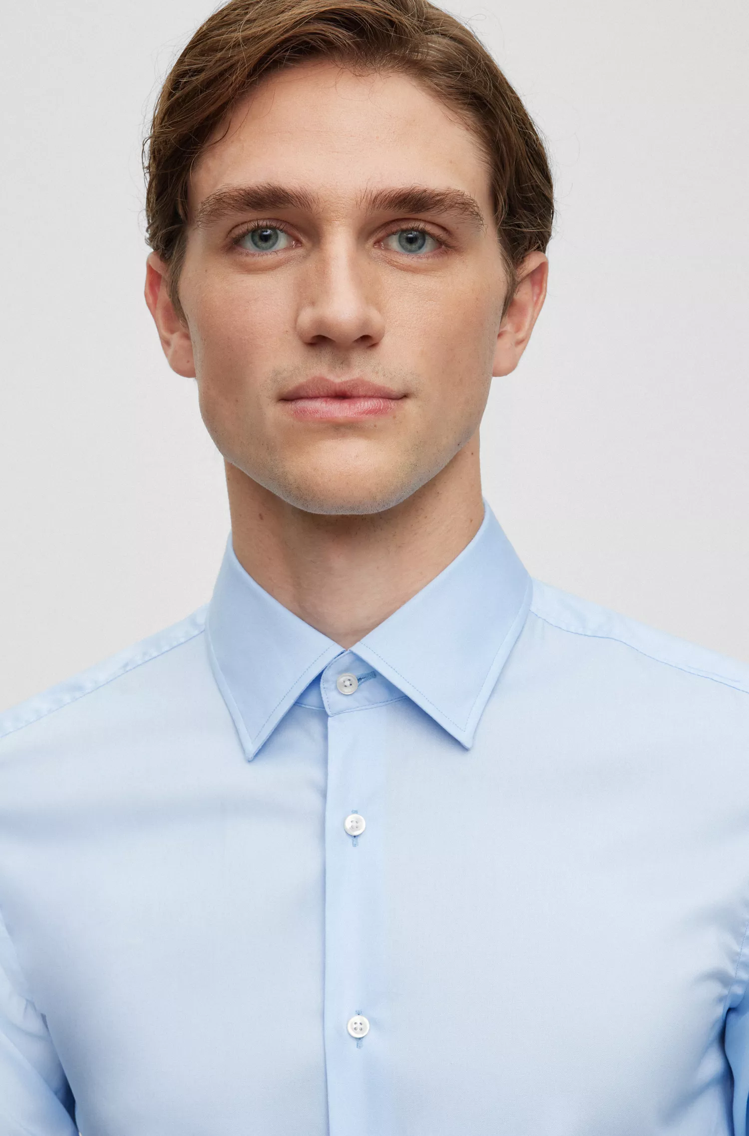 Camisa BOSS preta de corte slim em popeline de algodão fácil de passar.