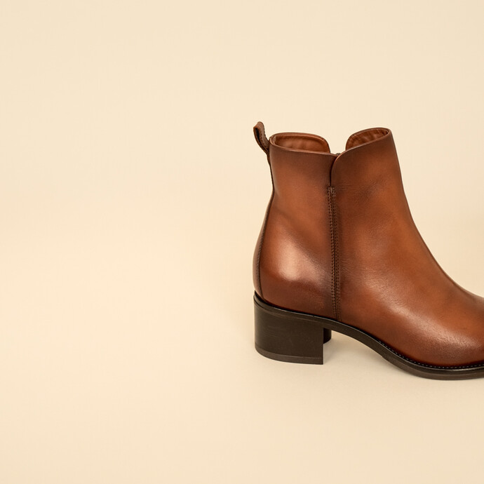 Bottines à talons et bouts pointus  en cuir cognac