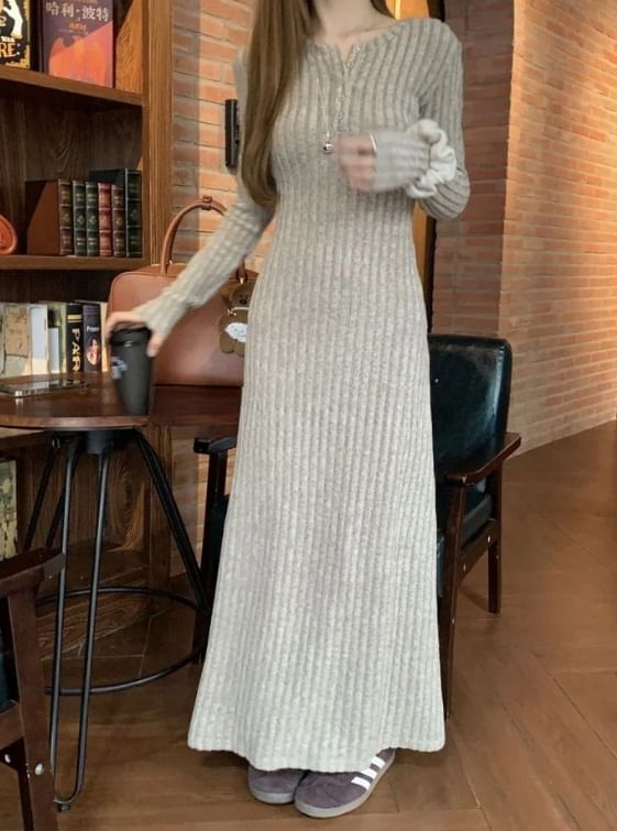 Seoulium - Lange mouw, halfknoopsluiting, effen geribbelde maxi-bodyconjurk