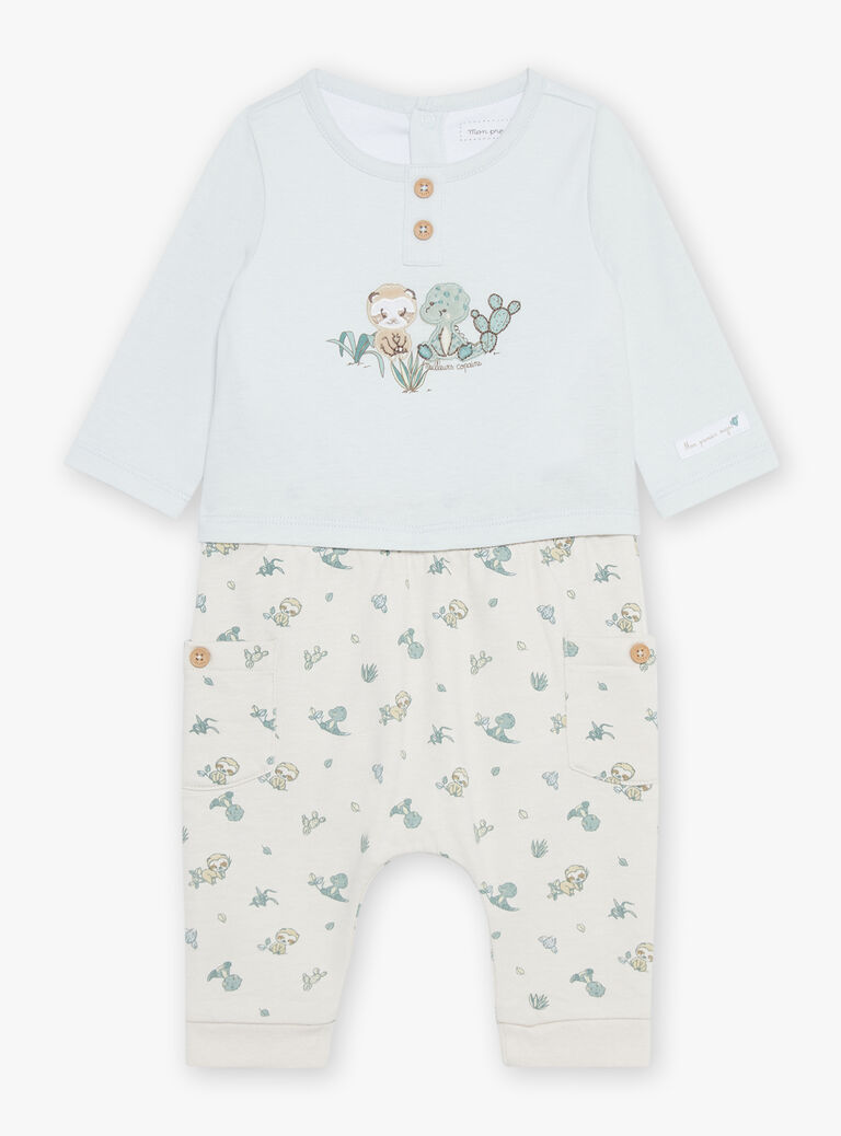 Body-T-shirt bleu, pantalon beige et chaussettes vert d'eau