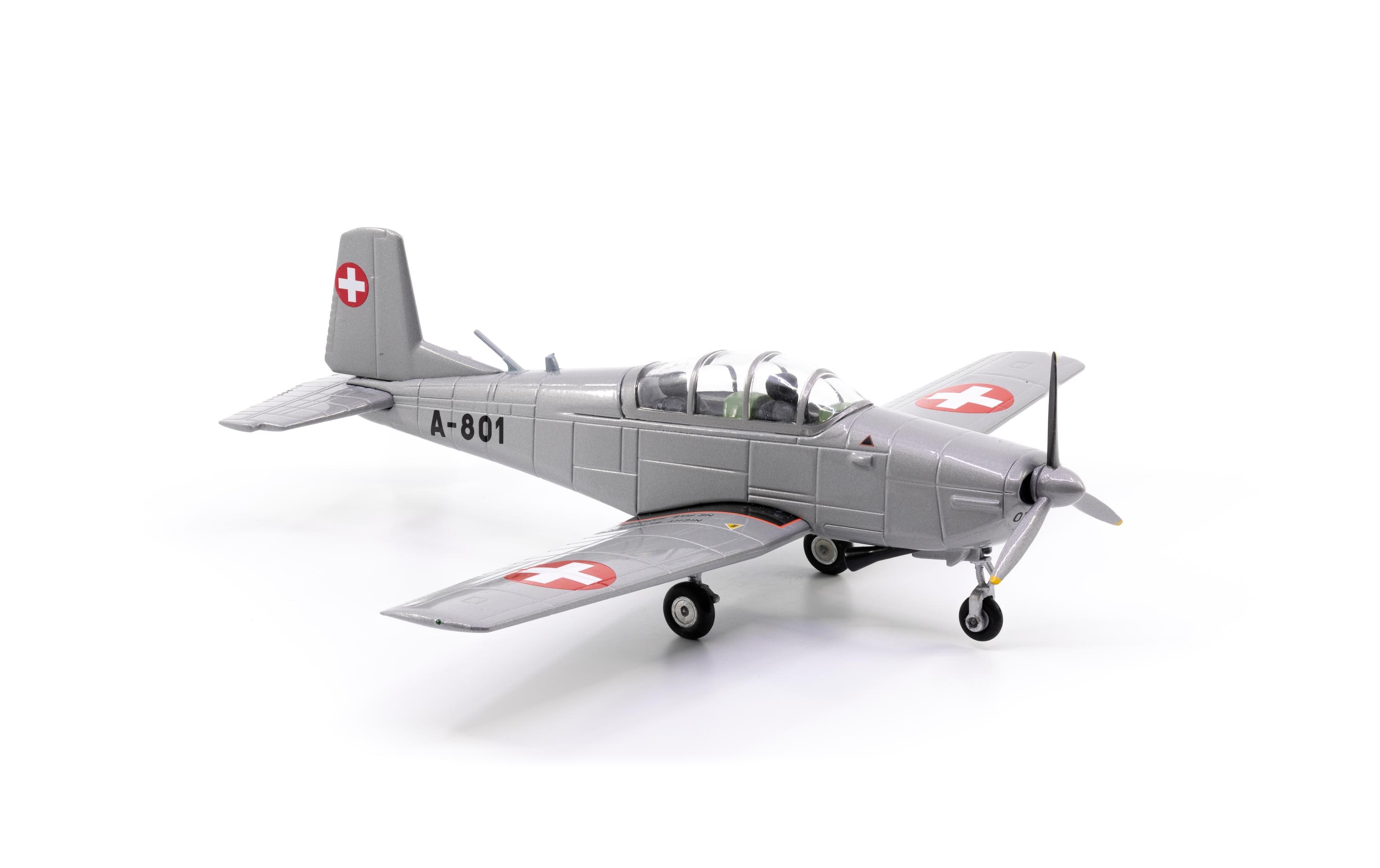 Pilatus P-3 A-801 inkl. Chromständer 1:72Flugzeugmodell mit Display-Ständer