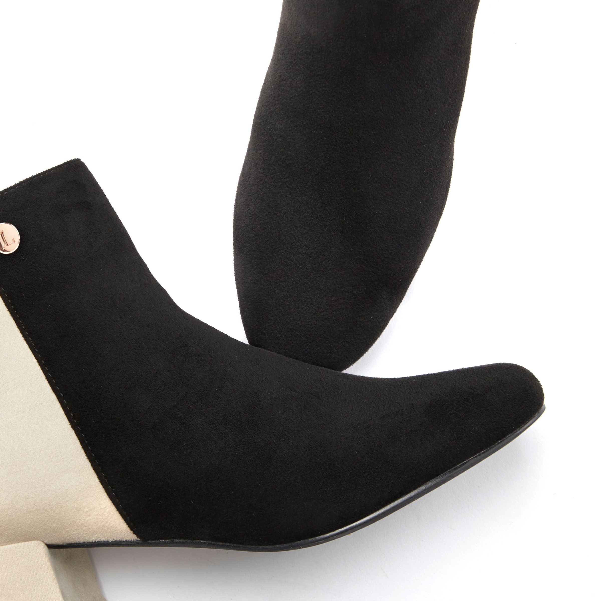 LASCANA Stiefelette  mit raffiniertem Detail und Blockabsatz, kurzer Stiefel VEGAN