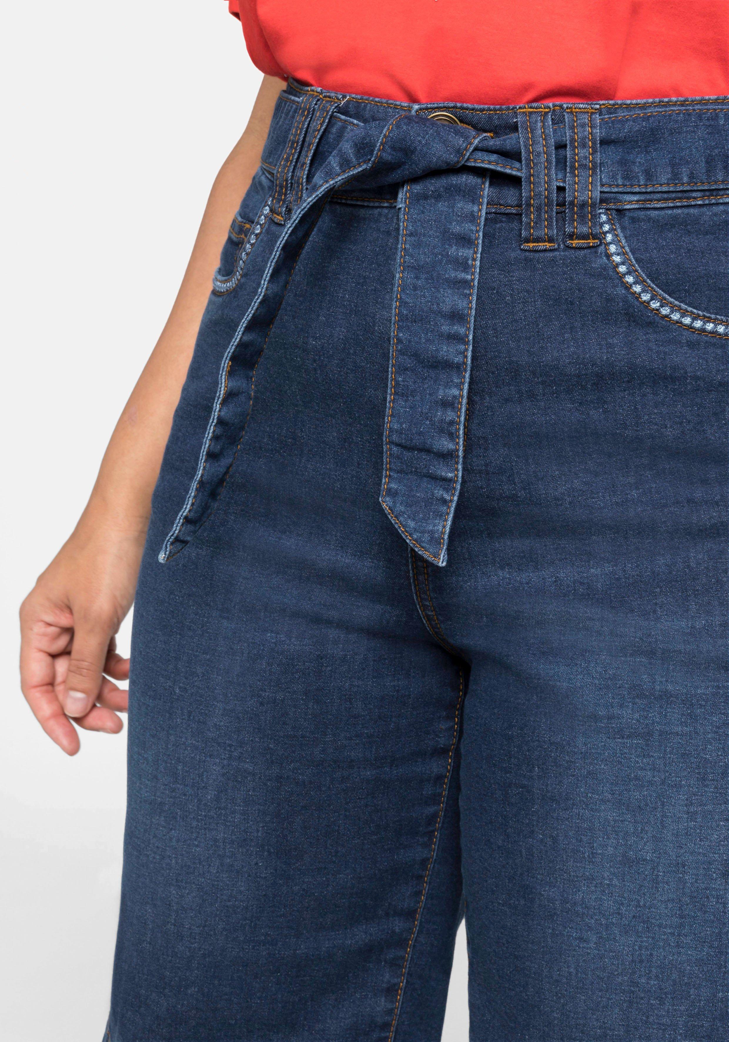 Jeansbermudas mit breitem Bund und Bindegürtel