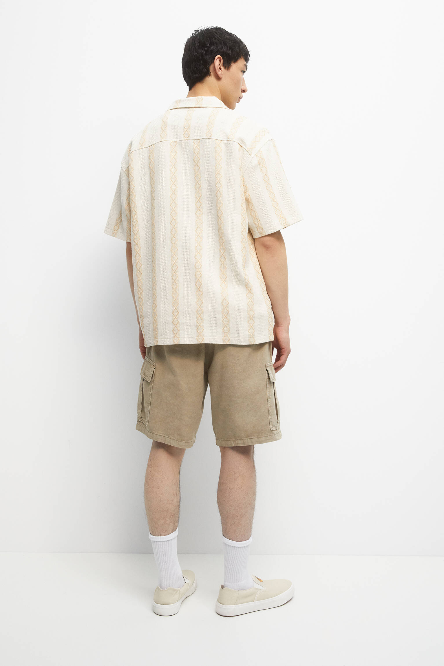 CAMISA DE PRIMAVERA COM DETALHES EM BROCHURA - TAN