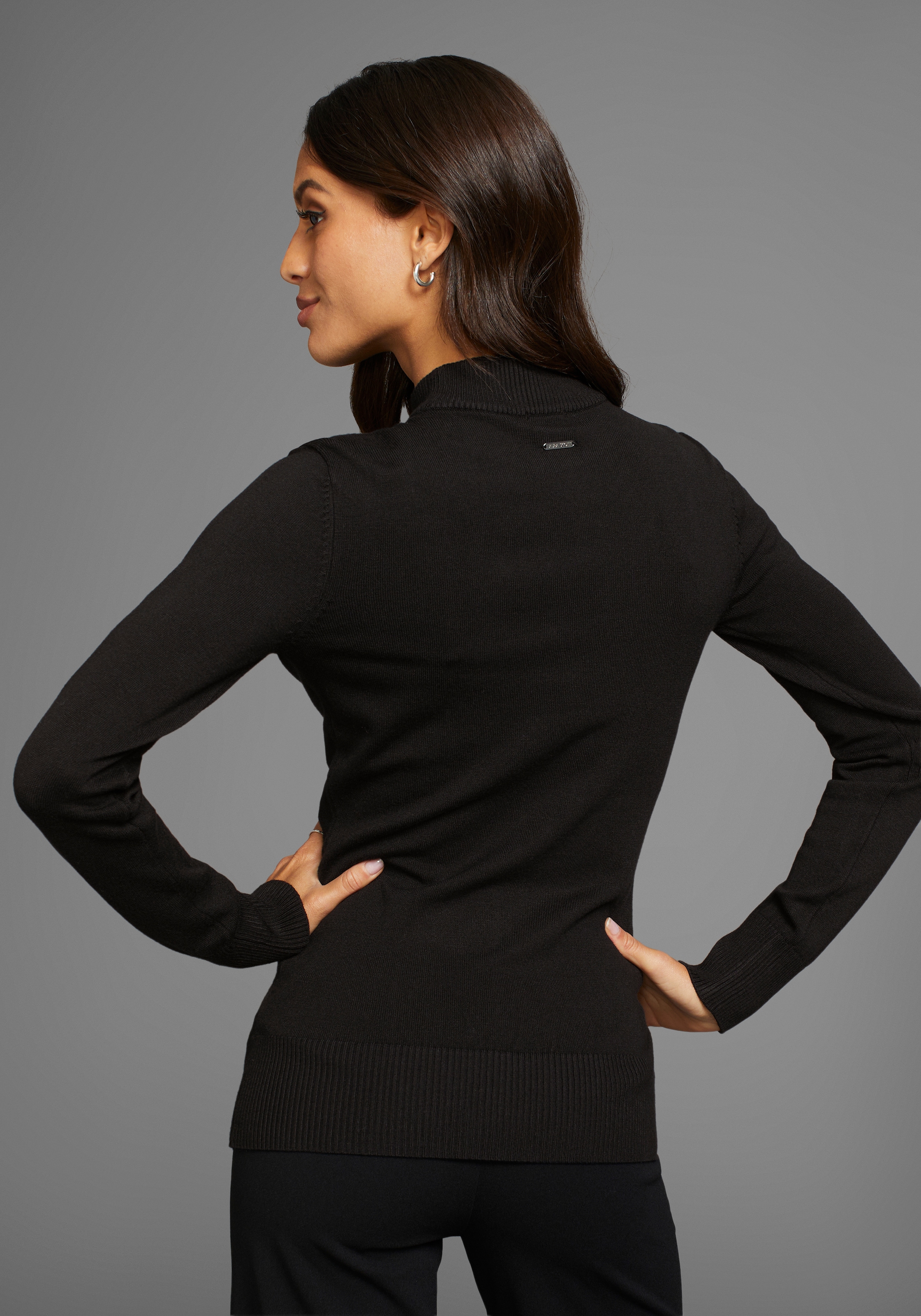 Laura Scott Stehkragenpullover , mit glitzernden Ziersteinen und Mesh-Applikation