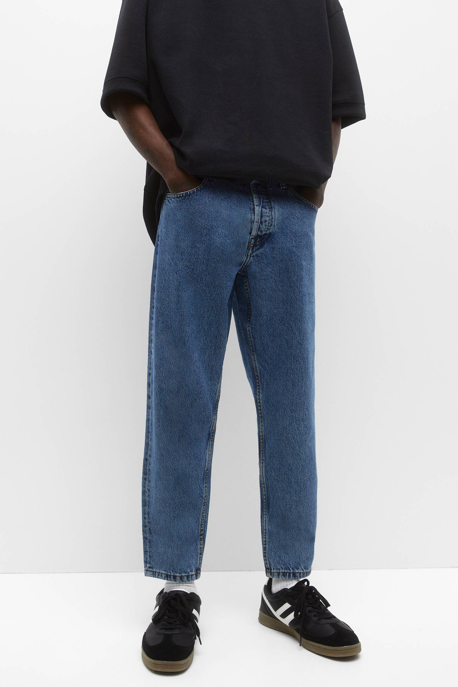 CALÇA JEANS AZUL DE CORTE PADRÃO - AZUL MÉDIO
