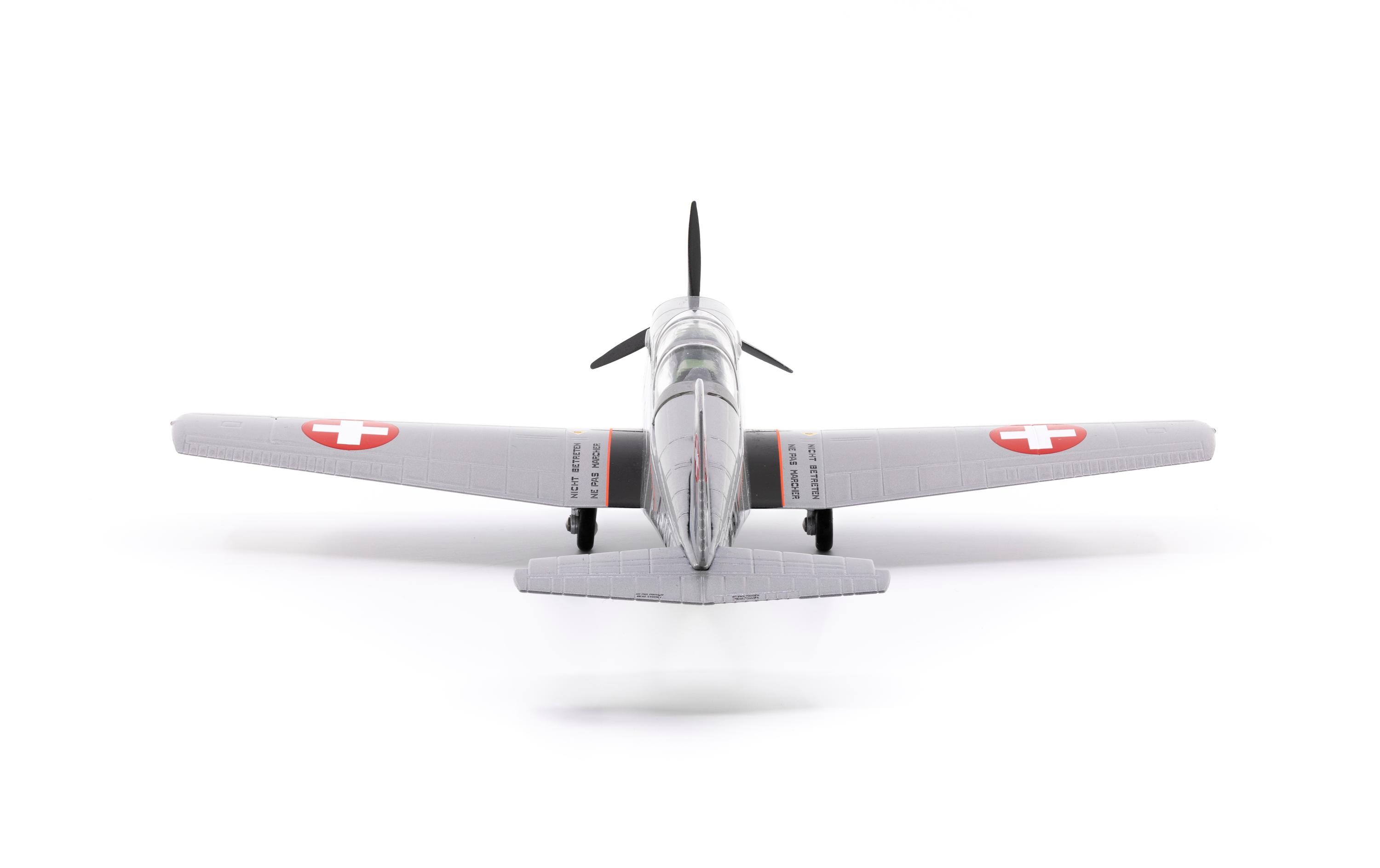 Pilatus P-3 A-801 inkl. Chromständer 1:72Flugzeugmodell mit Display-Ständer