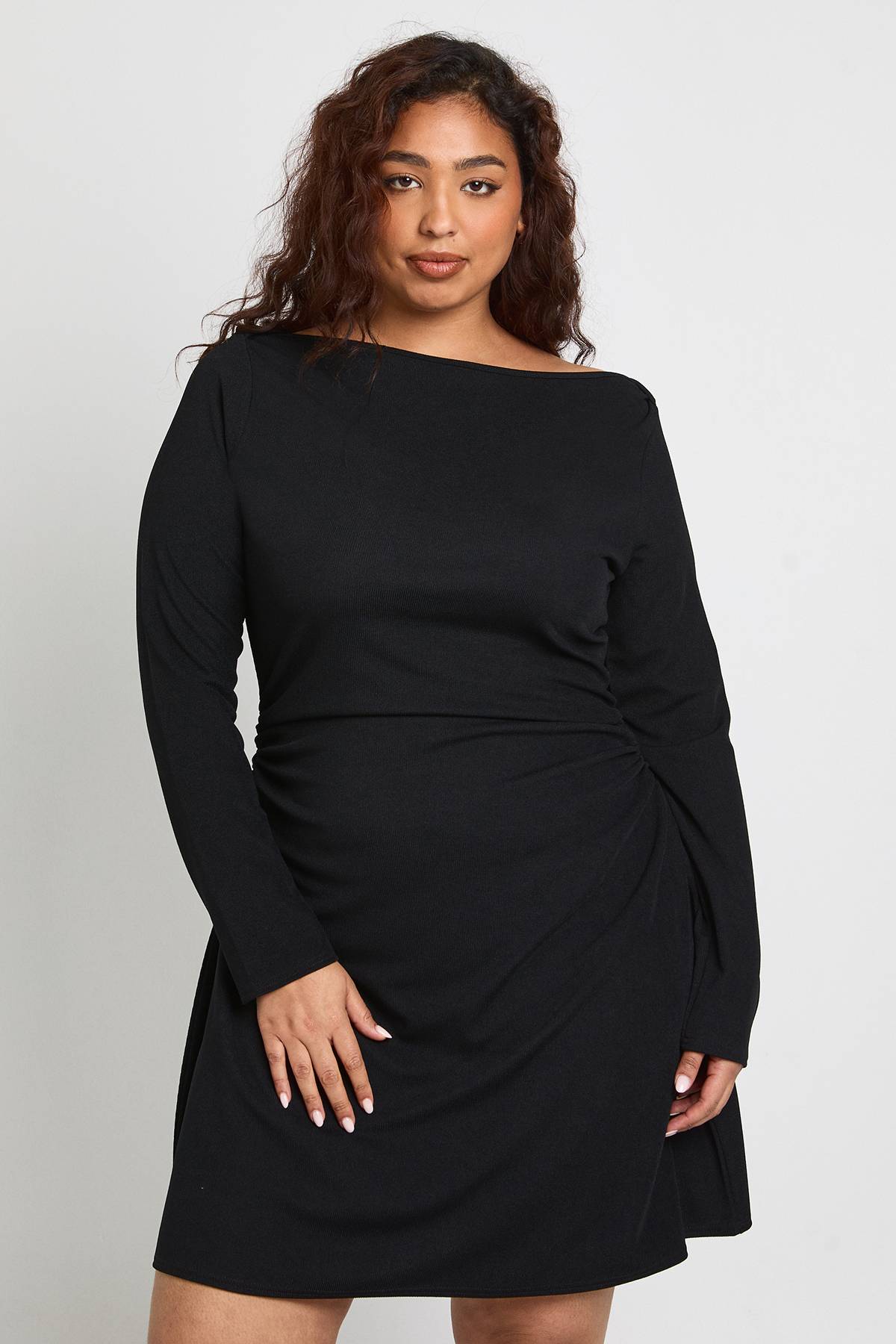 boohoo Robe Courte Froncée À Manches Longues Grande Taille