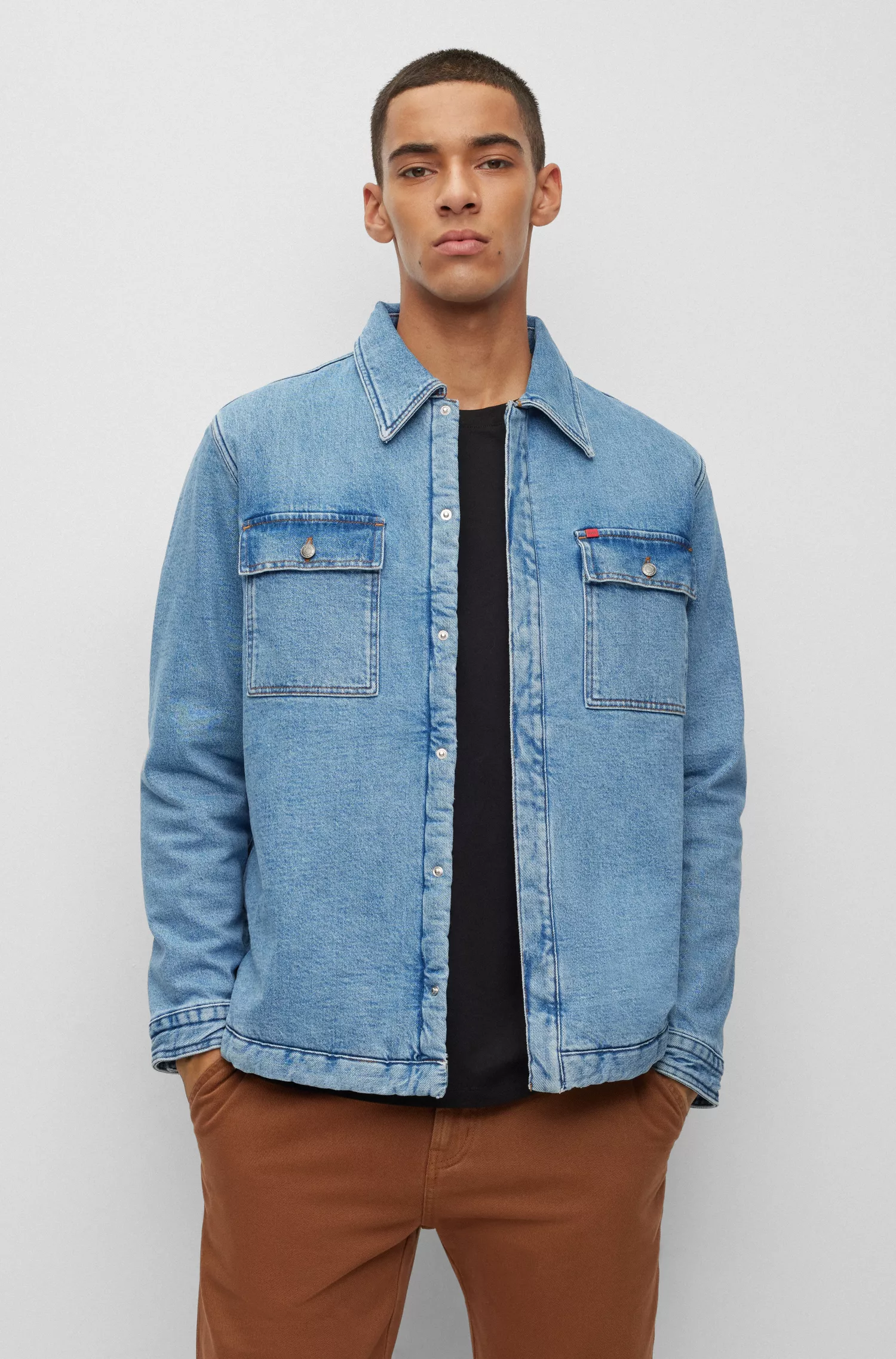 Camisa HUGO vermelha de modelagem oversized em denim stretch azul.