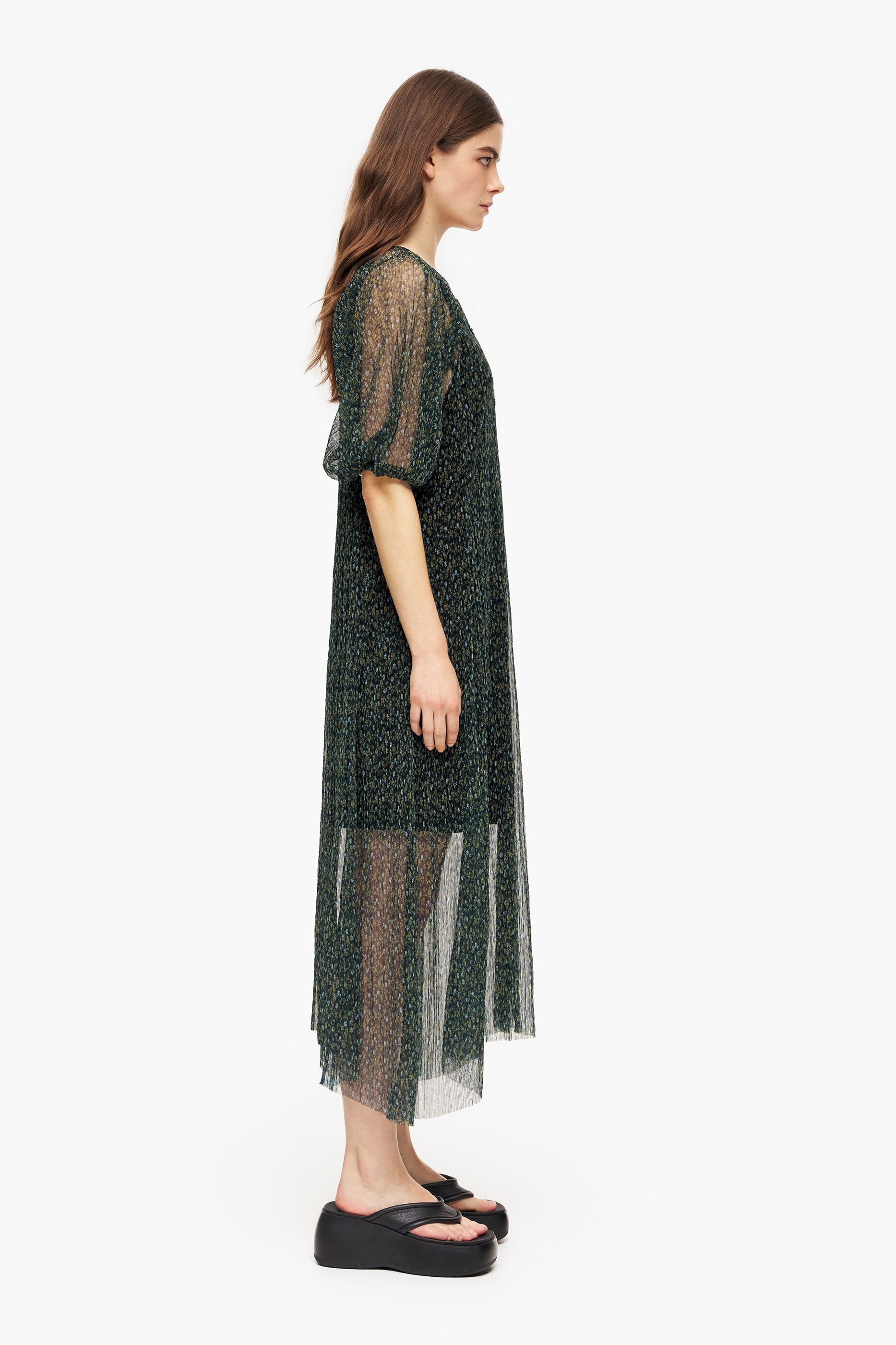 Vestido midi com estampa de flores românticas verdes