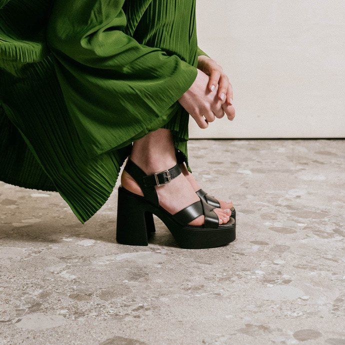 Sandales à brides croisées et plateformes  en cuir noir