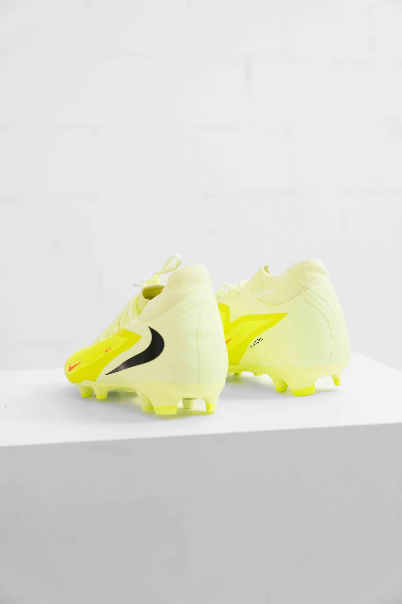 Nike Phantom 6 High Academy FG/MG Voetbalschoenen Senior Geel