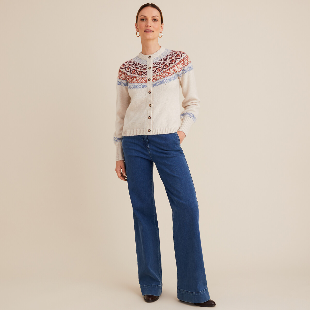 ANNE WEYBURN<br>Cardigã em tricô jacquard grosso, fechamento com botões