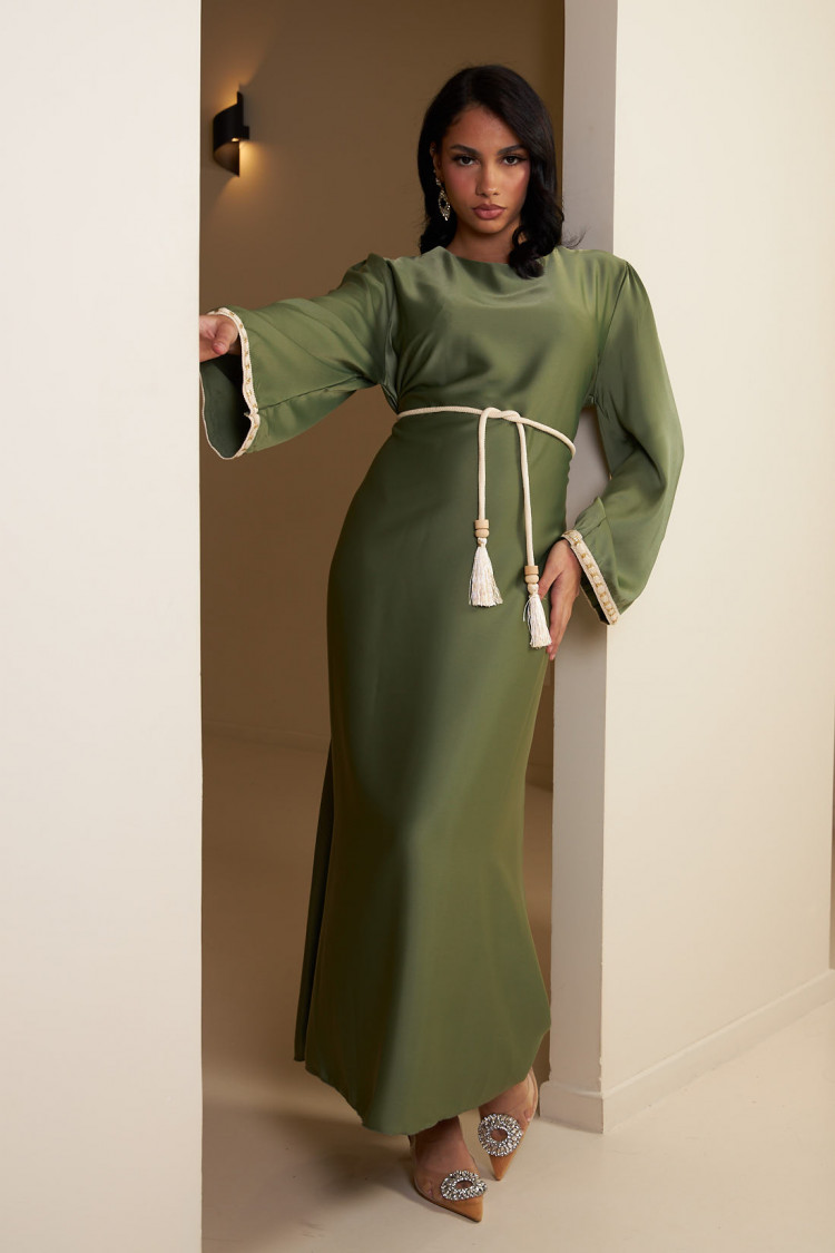 Robe verte ceinturée à ceinture pompom