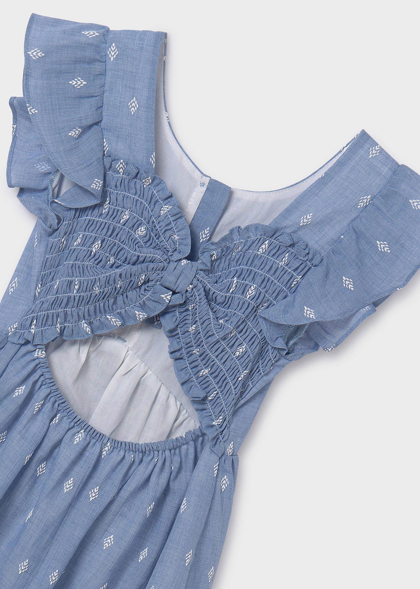 Vestido estampado com pequeno detalhe nas costas