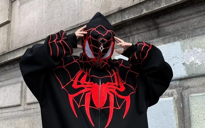 Bay Go Mall - Hoodie met geborduurde spin