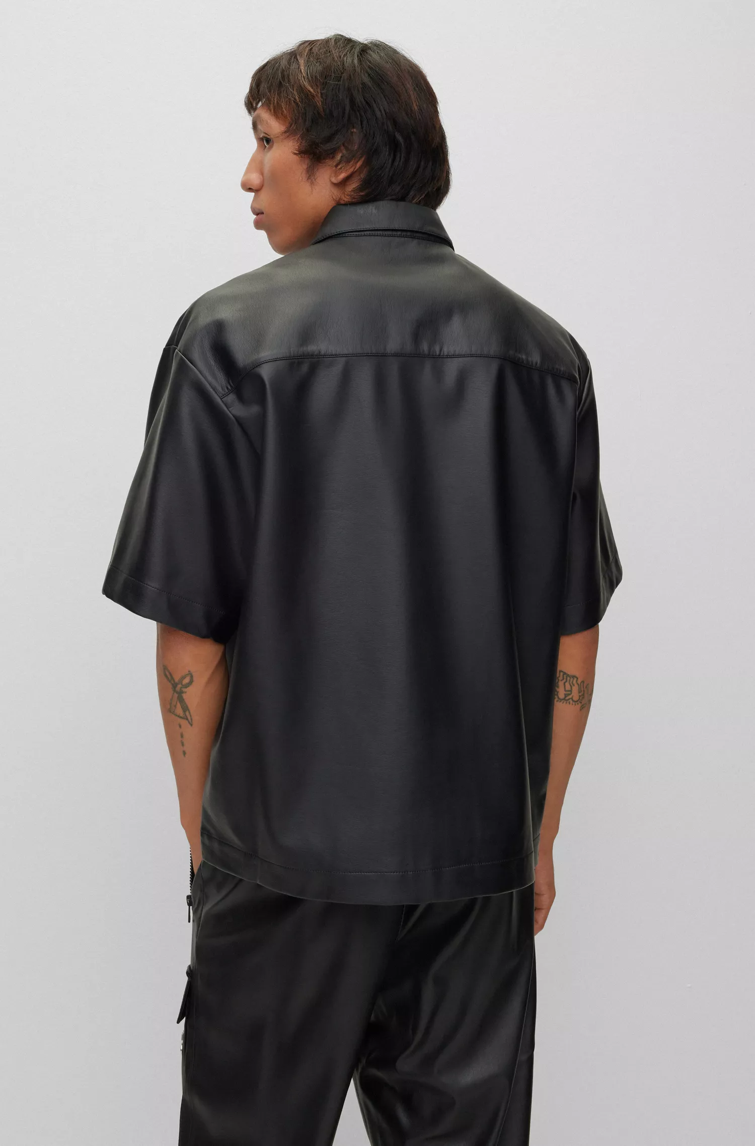 Camisa HUGO vermelha de modelagem oversized com zíper em couro sintético.