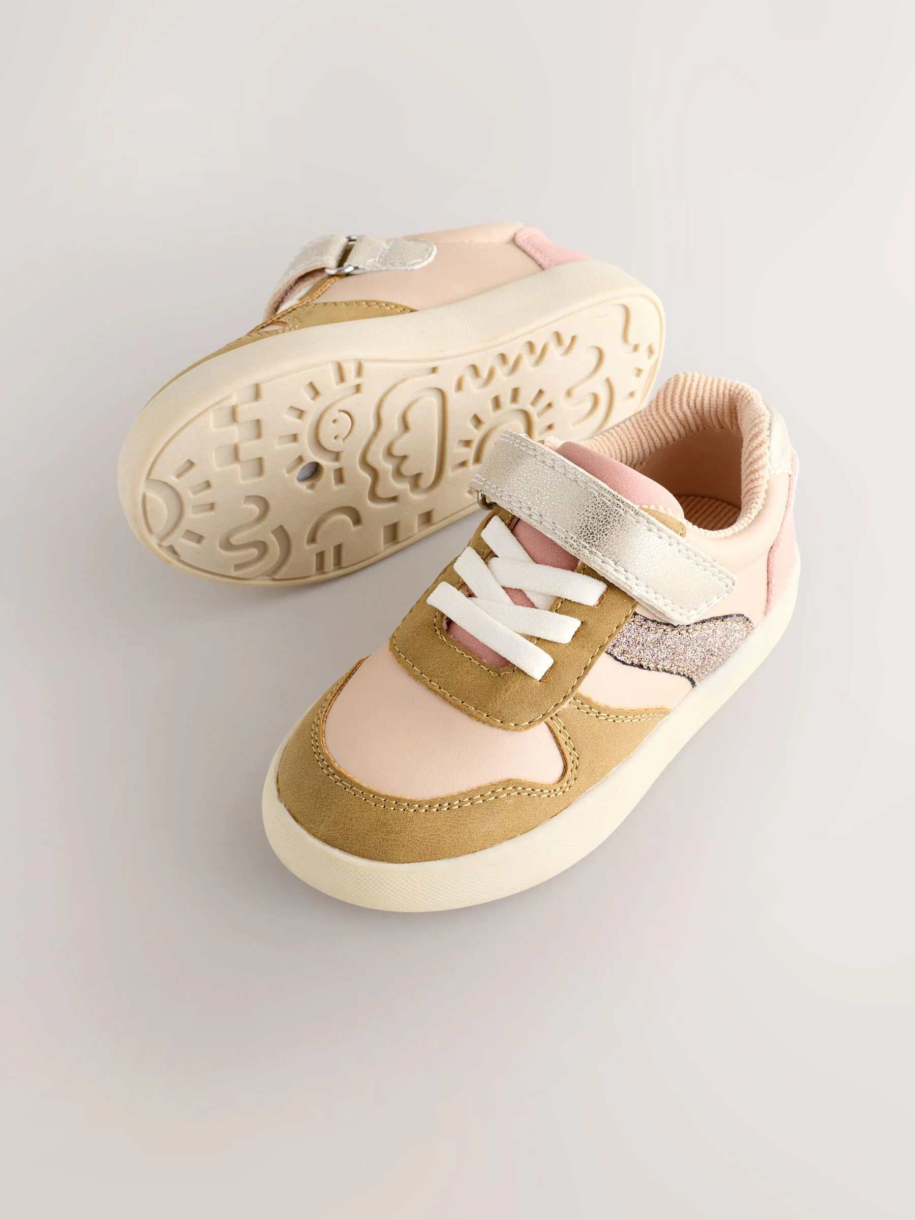 Neutraal - Sneakers met elastische veters en klittenbandsluiting